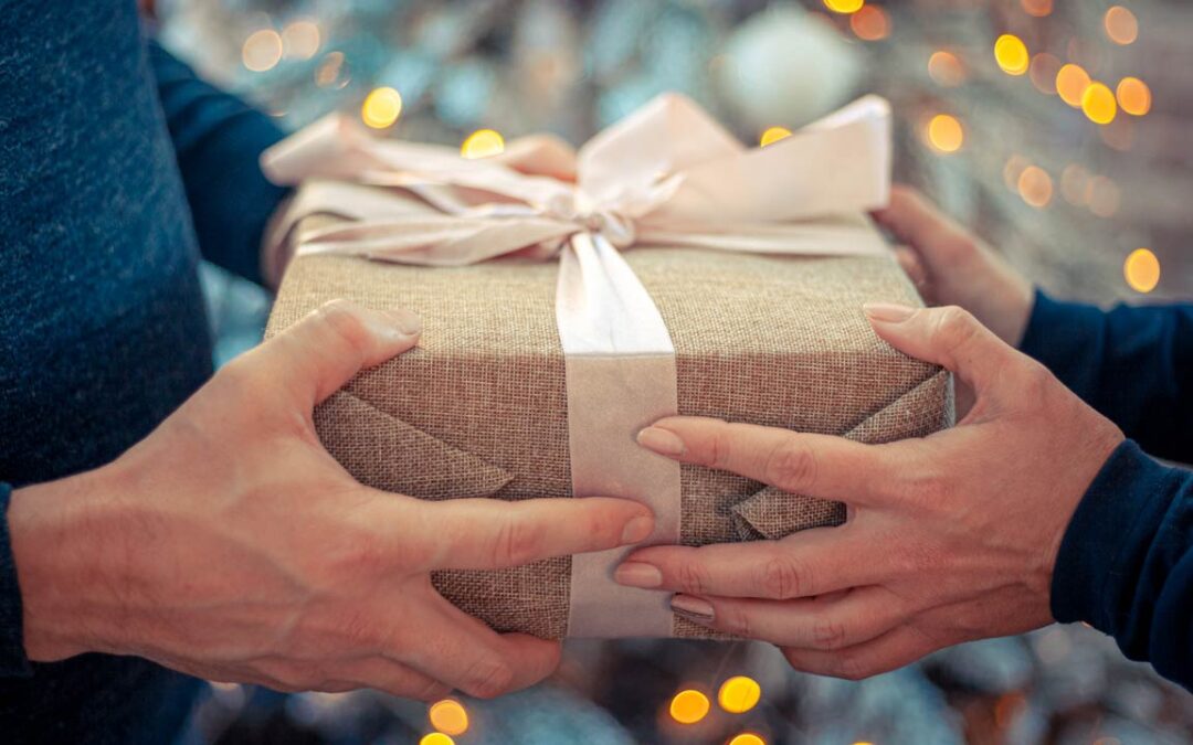 Czy prezent od Świętego Mikołaja jest obciążony podatkiem od darowizny?